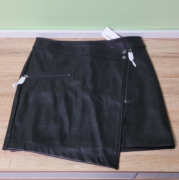 Only Black Faux Leather Skirt NWT XL Zipper Details Asymmetrical Front Panel - Picture 2 of 7